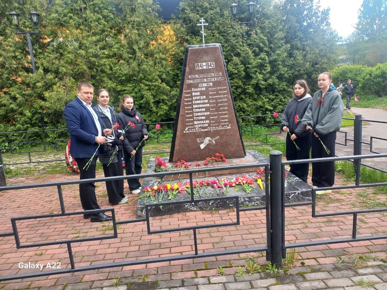 Возложение цветов к памятнику погибших воинов.